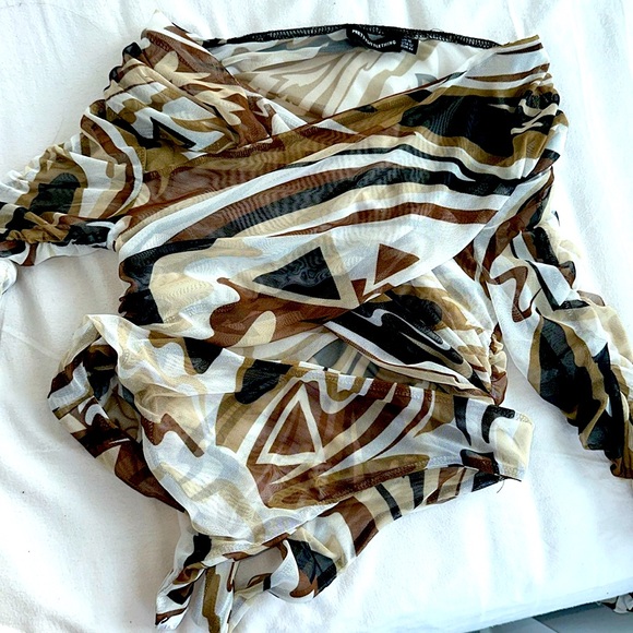 Mesh Ruched Cross Over Bodysuit Pretty little thing - Picture 2 of 3